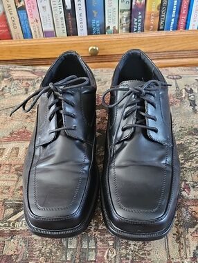 Men's Black Lace-Up Square-Toe Oxfords